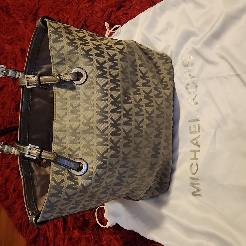 Michael Kors Medium Size Shoulder Bag